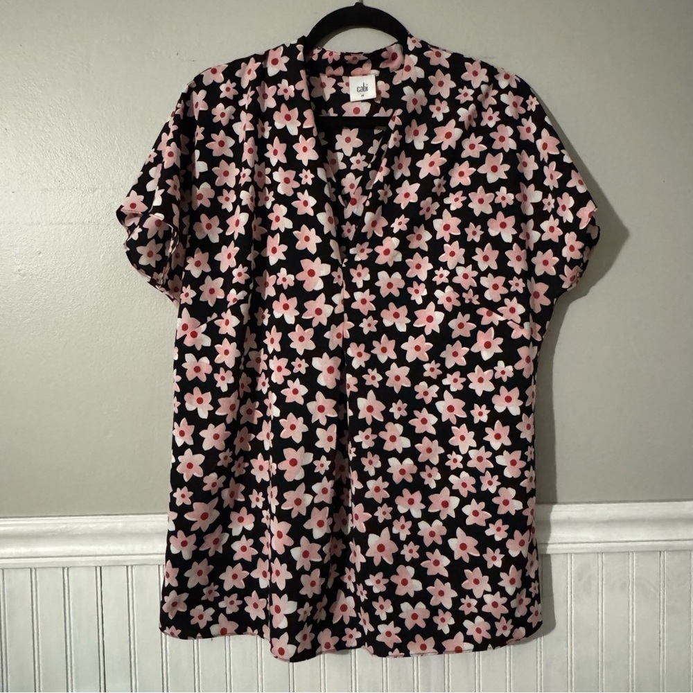 Cabi #5347 Harmony Blouse Size Medium Black Pink Floral Short Sleeve V-neck